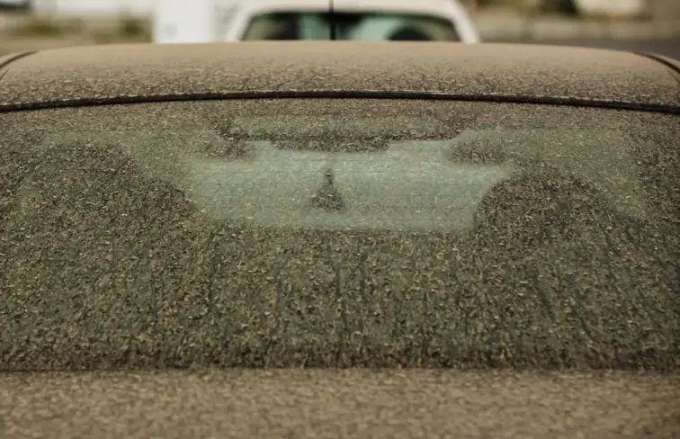 Rasto de poeira em vidro de um carro
